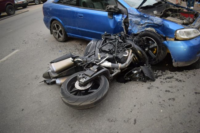 столкновение автомашины Opel и мотоцикла Yamaha